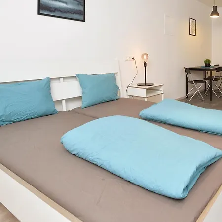 Deluxe City Mountain Studio Apartment